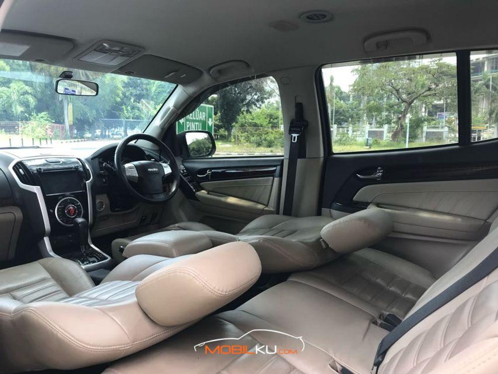 Mobil Isuzu MU-X 2017