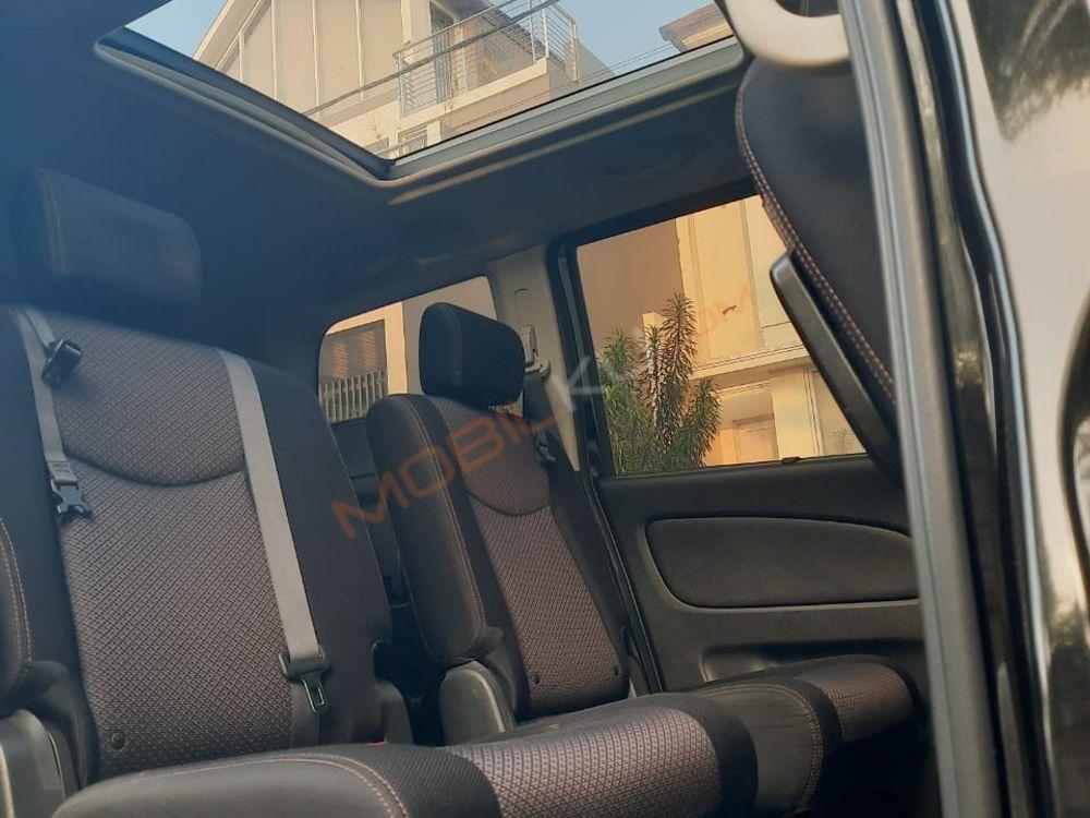 Mobil Nissan Serena 2014