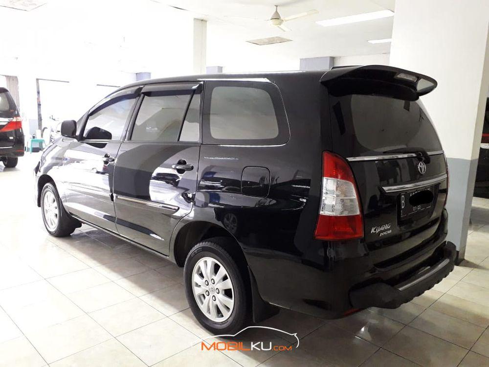 Mobil Toyota Kijang Innova 2012