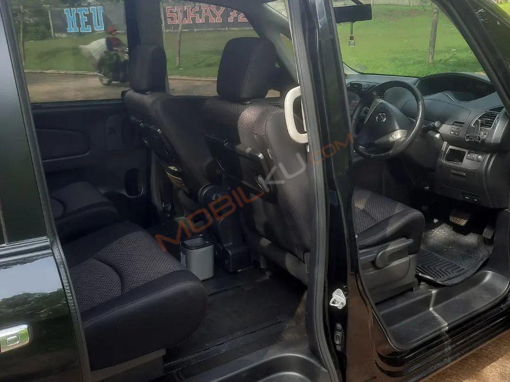 Mobil Nissan Serena 2014