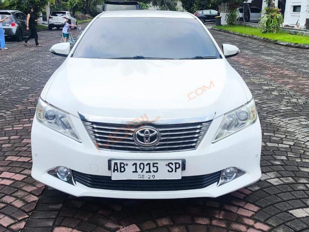 Mobil Toyota Camry 2014