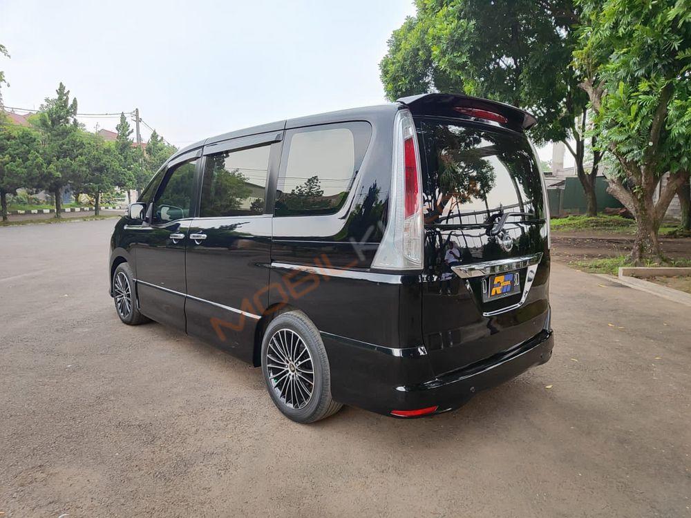 Mobil Nissan Serena 2013