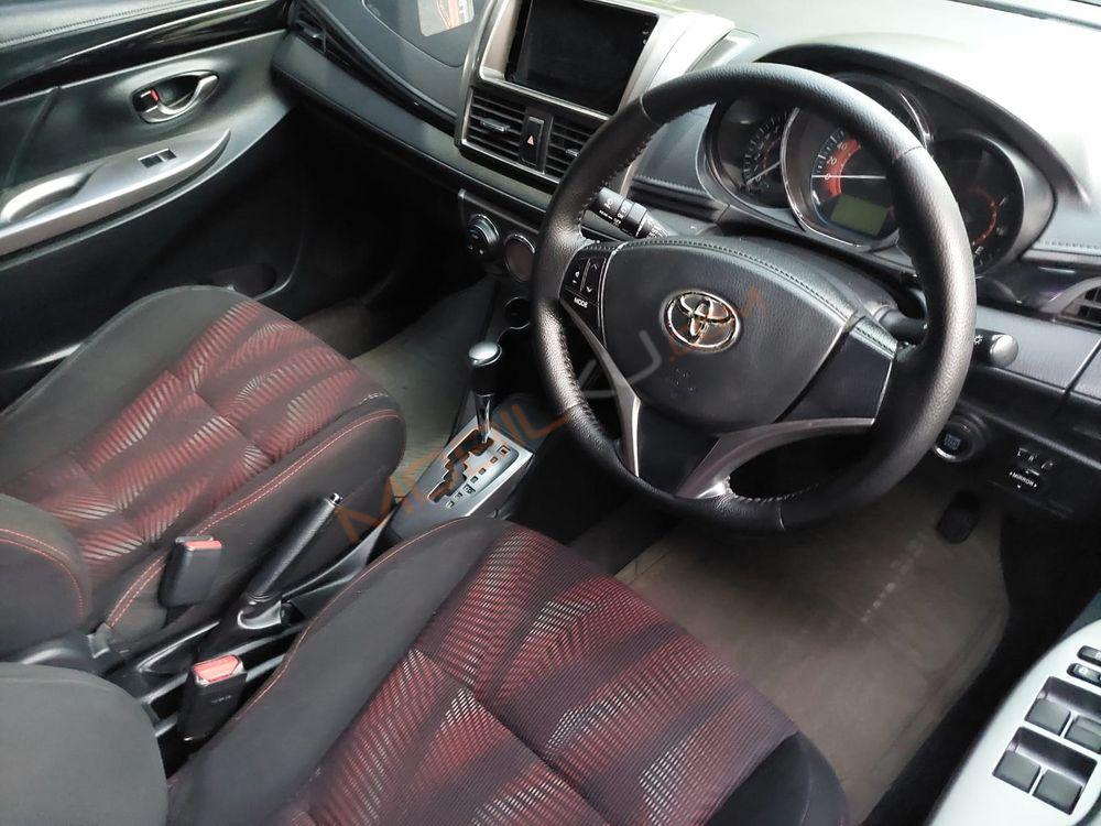 Mobil Toyota Yaris 2015