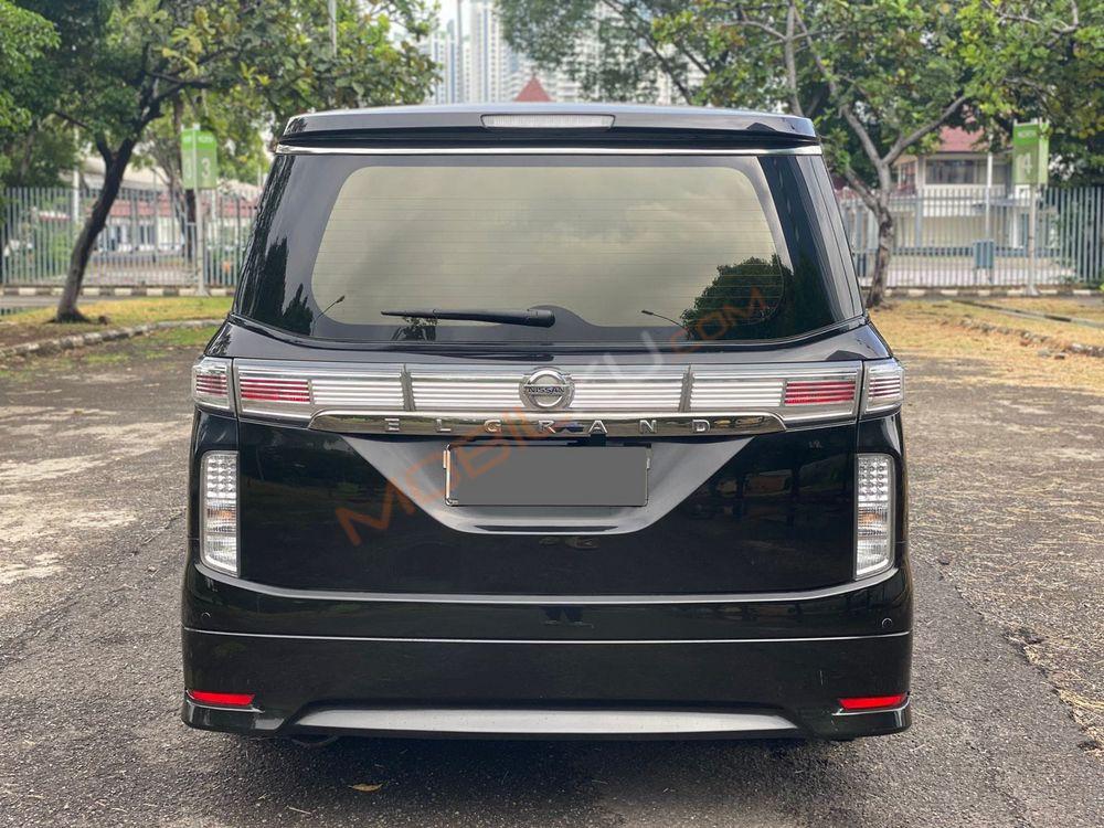 Mobil Nissan Elgrand 2014