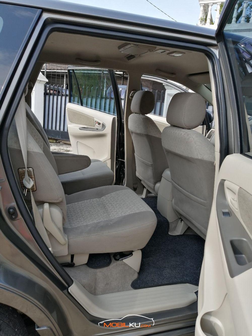 Mobil Toyota Kijang Innova 2013