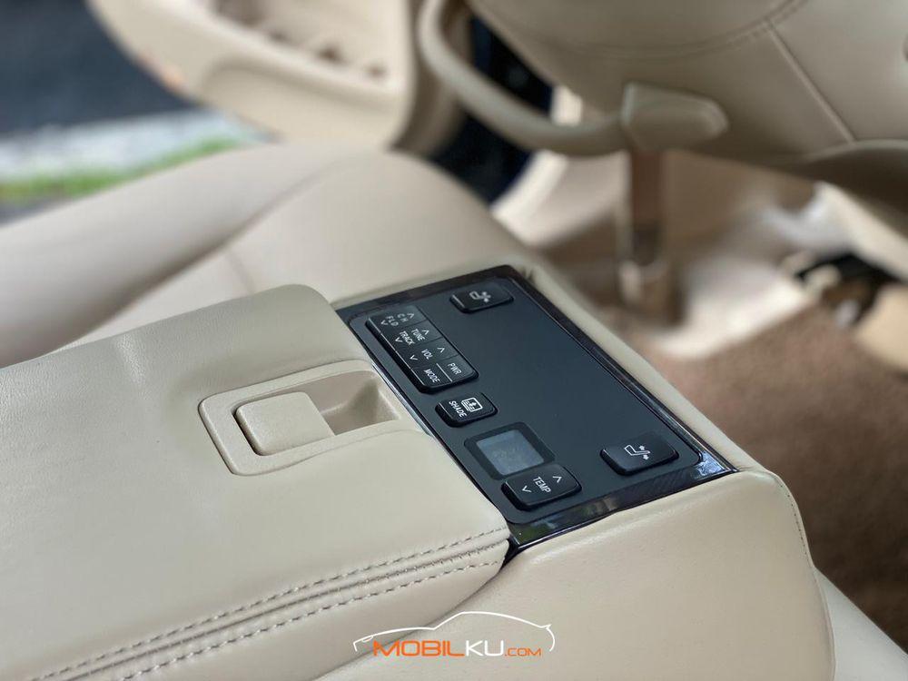 Mobil Toyota Camry 2012