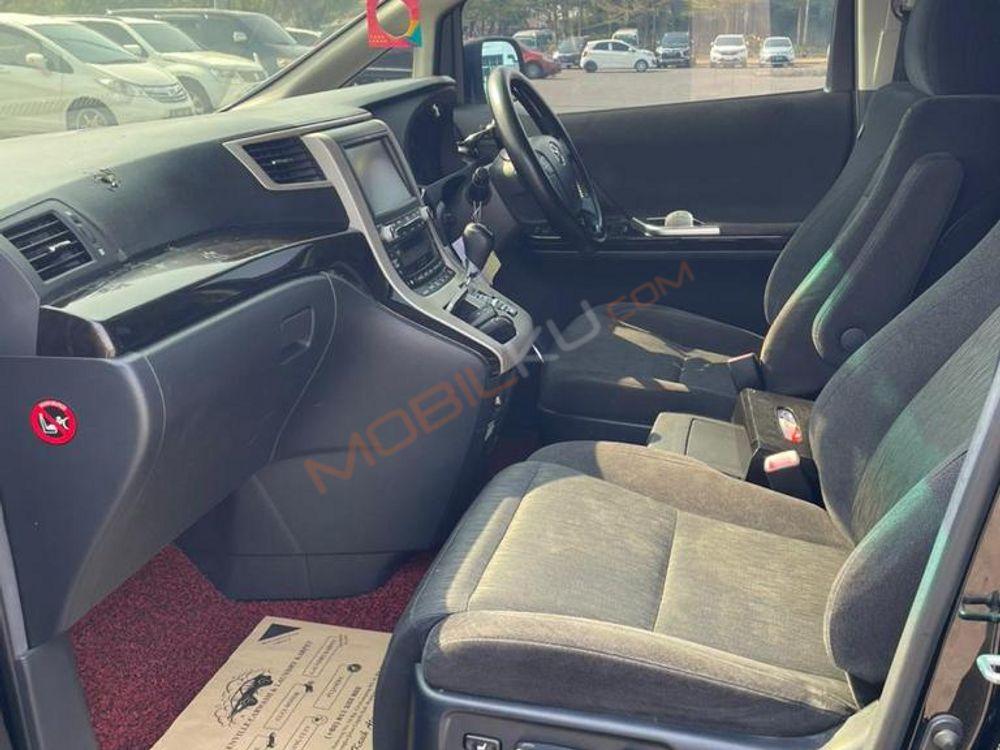 Mobil Toyota Alphard 2012