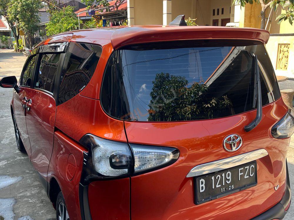 Mobil Toyota Sienta 2016