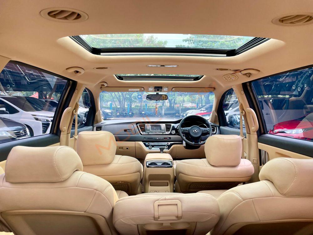 Mobil Kia Sedona 2017