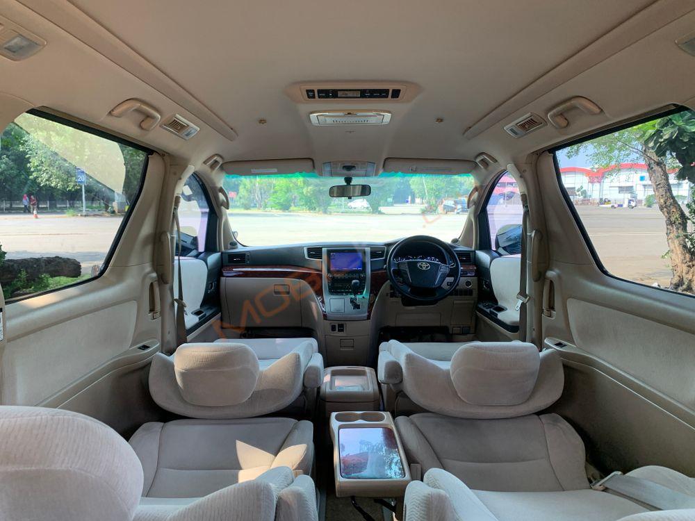 Mobil Toyota Alphard 2009
