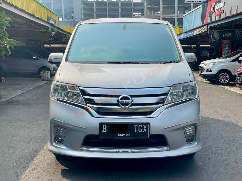 Mobil Nissan Serena 2013