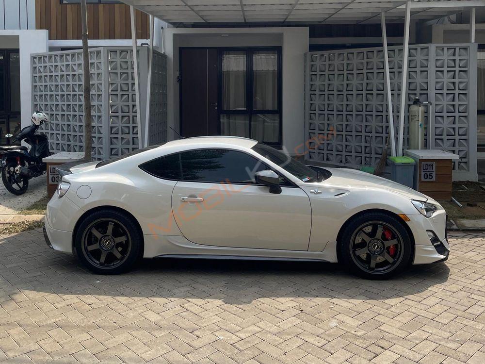 Mobil Toyota 86 2013