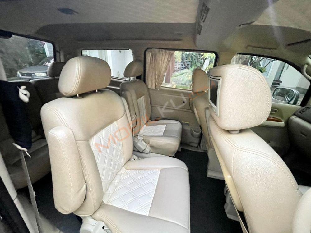 Mobil Nissan Serena 2012