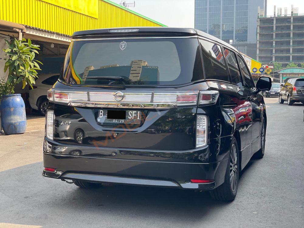 Mobil Nissan Elgrand 2014