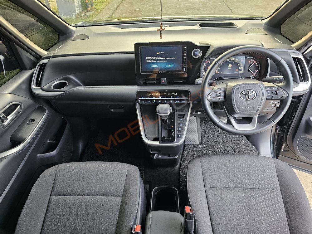 Mobil Toyota Voxy 2022