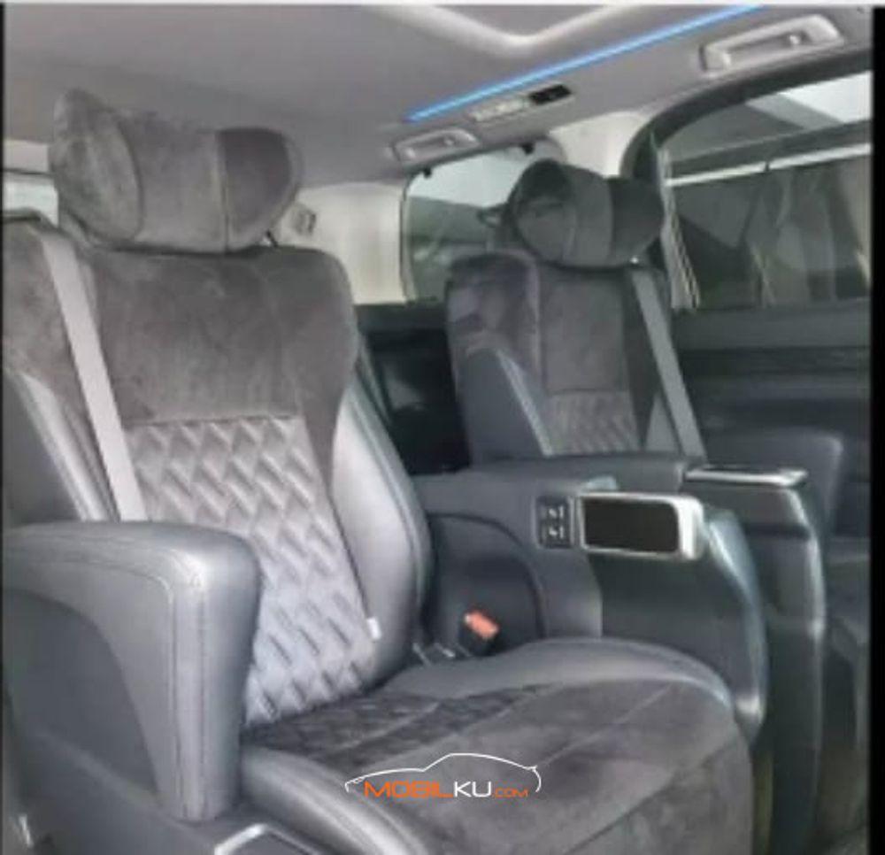 Mobil Toyota Vellfire 2016