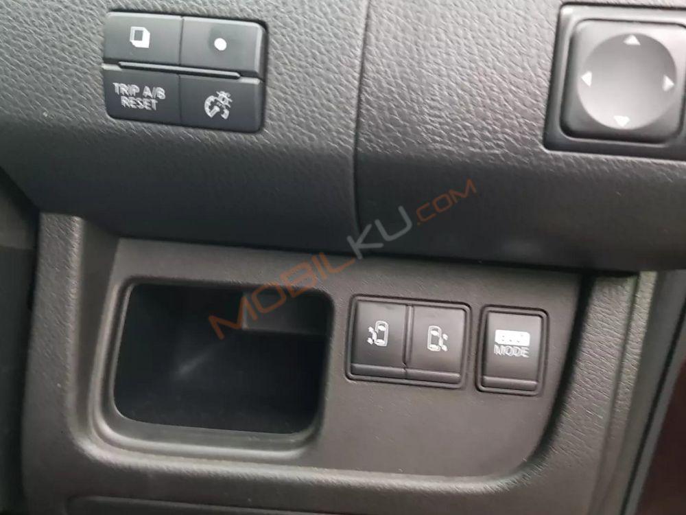 Mobil Nissan Serena 2014