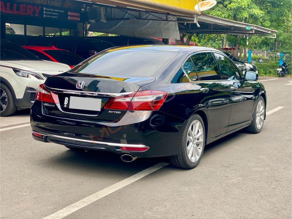 Mobil Honda Accord 2016