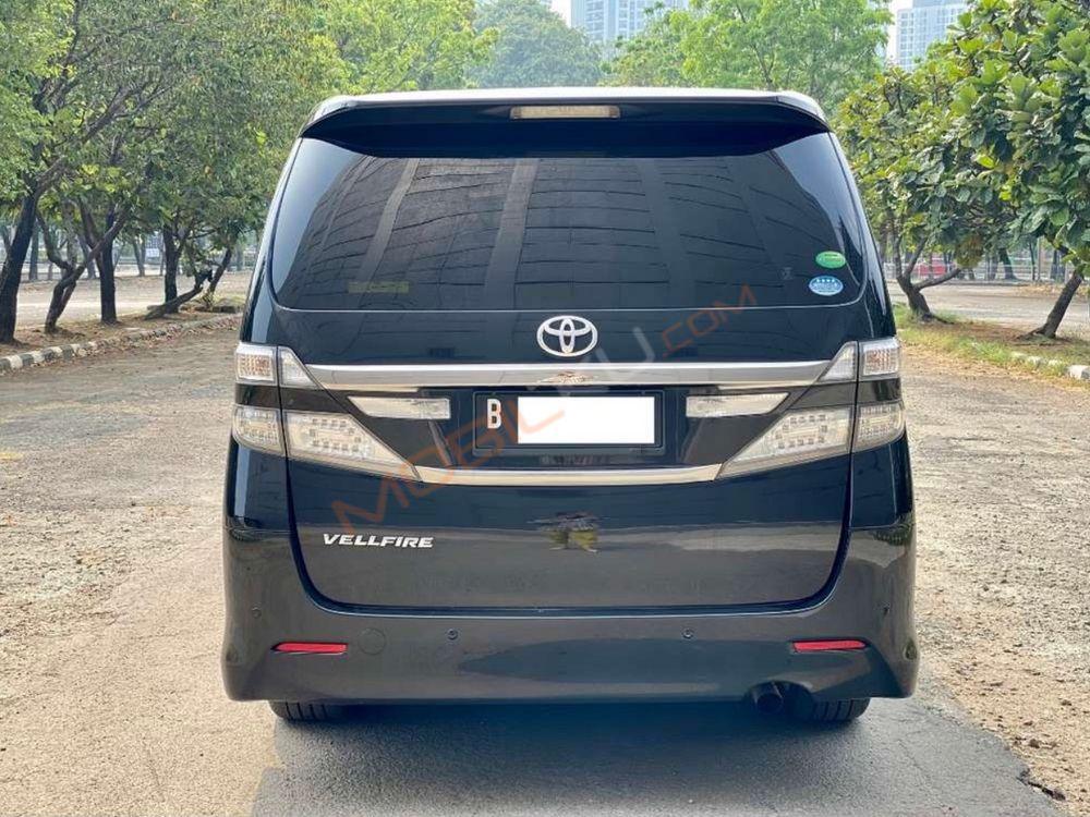 Mobil Toyota Vellfire 2013
