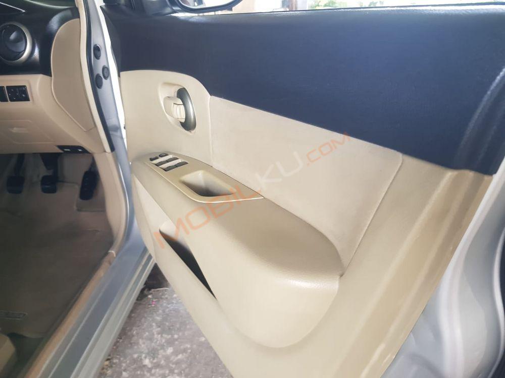 Mobil Nissan Grand Livina 2015