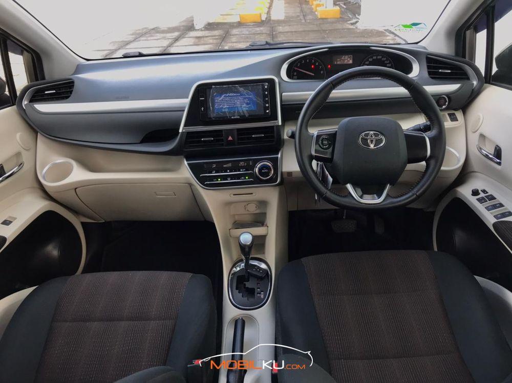 Mobil Toyota Sienta 2017