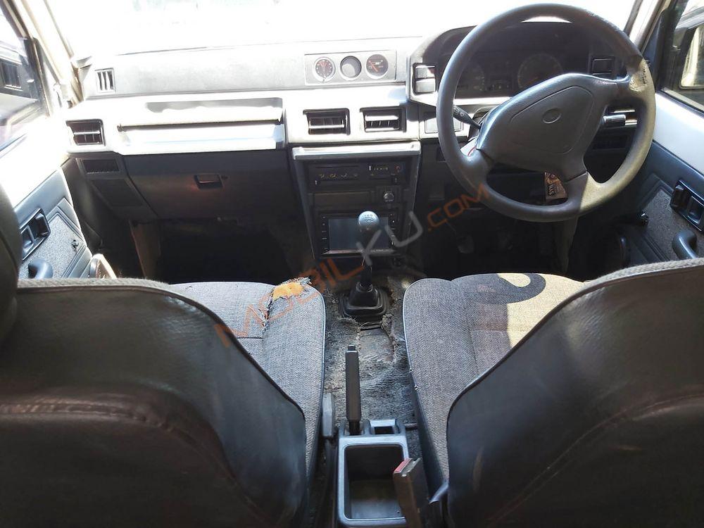 Mobil Daihatsu Feroza 1995