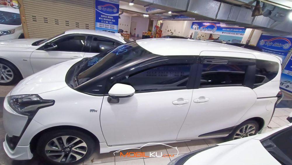 Mobil Toyota Sienta 2019