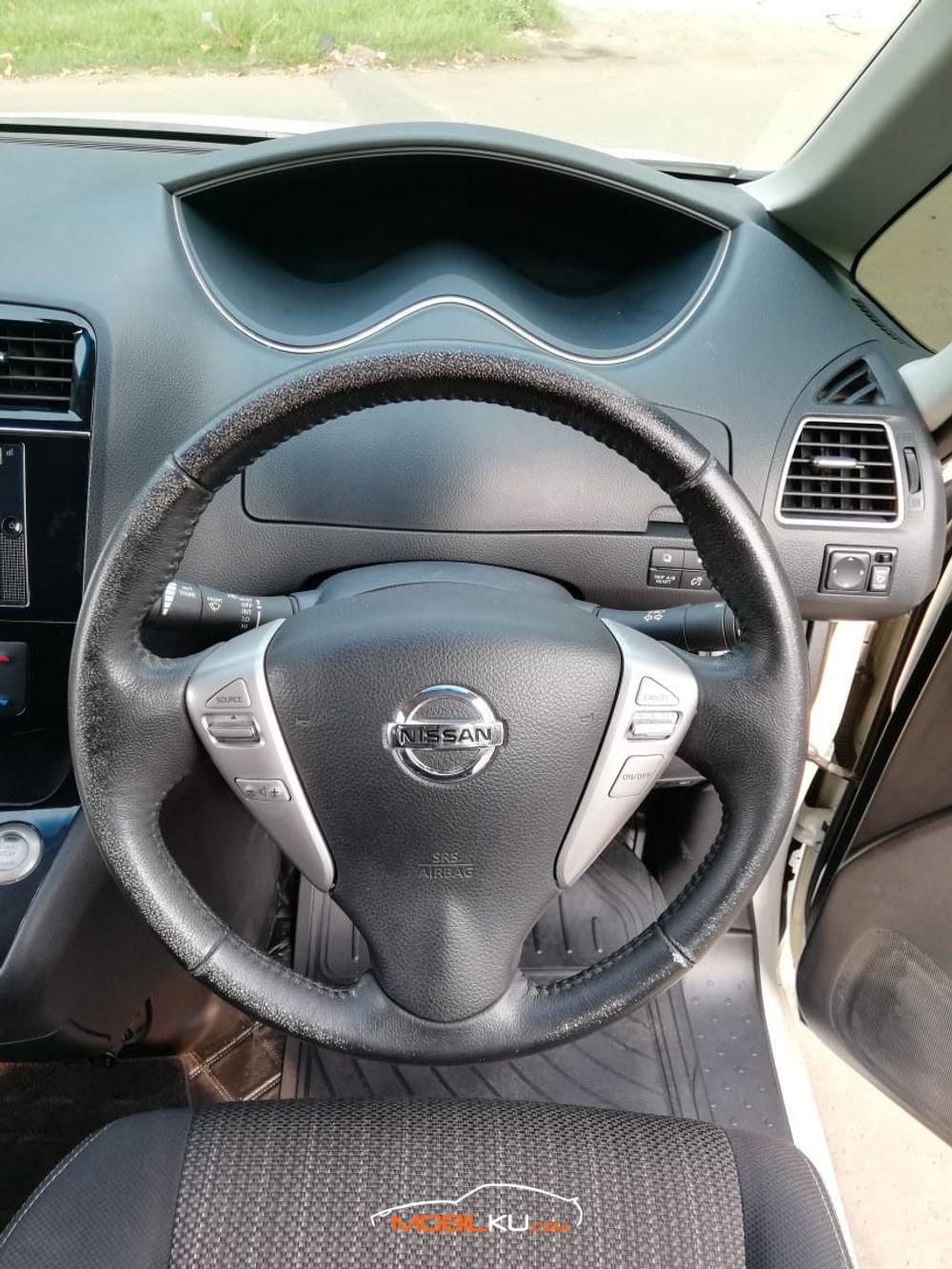 Mobil Nissan Serena 2016