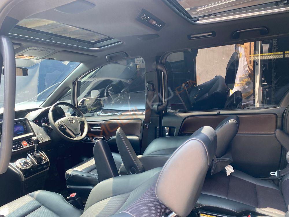 Mobil Toyota Voxy 2018