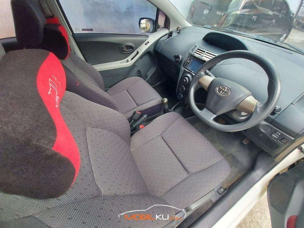 Mobil Toyota Yaris 2012