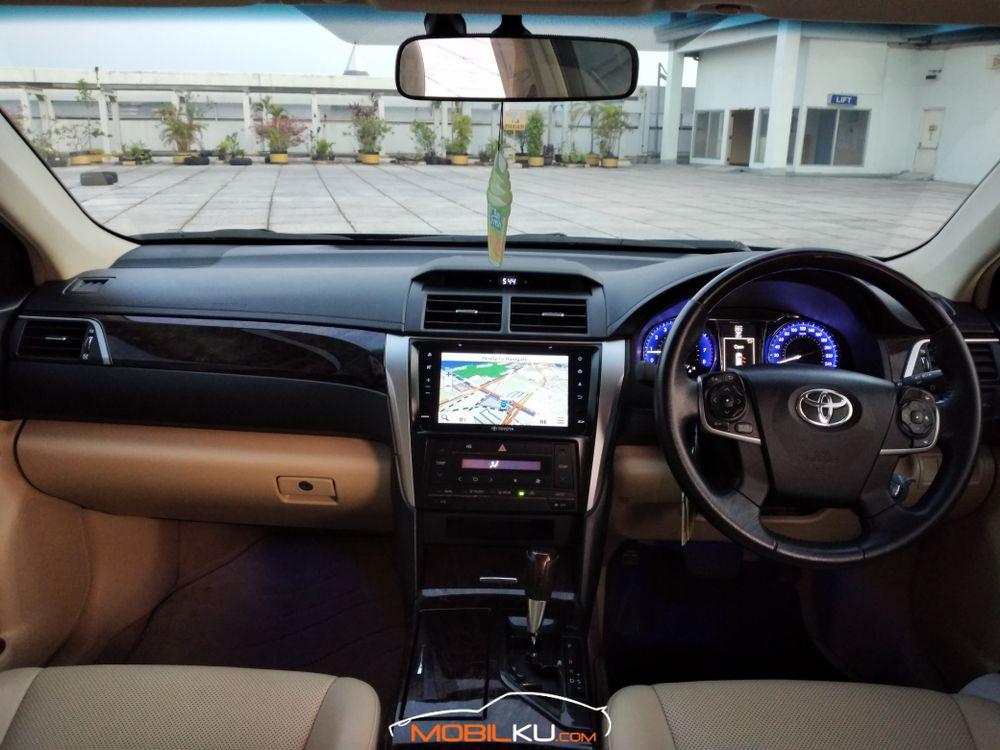 Mobil Toyota Camry 2016