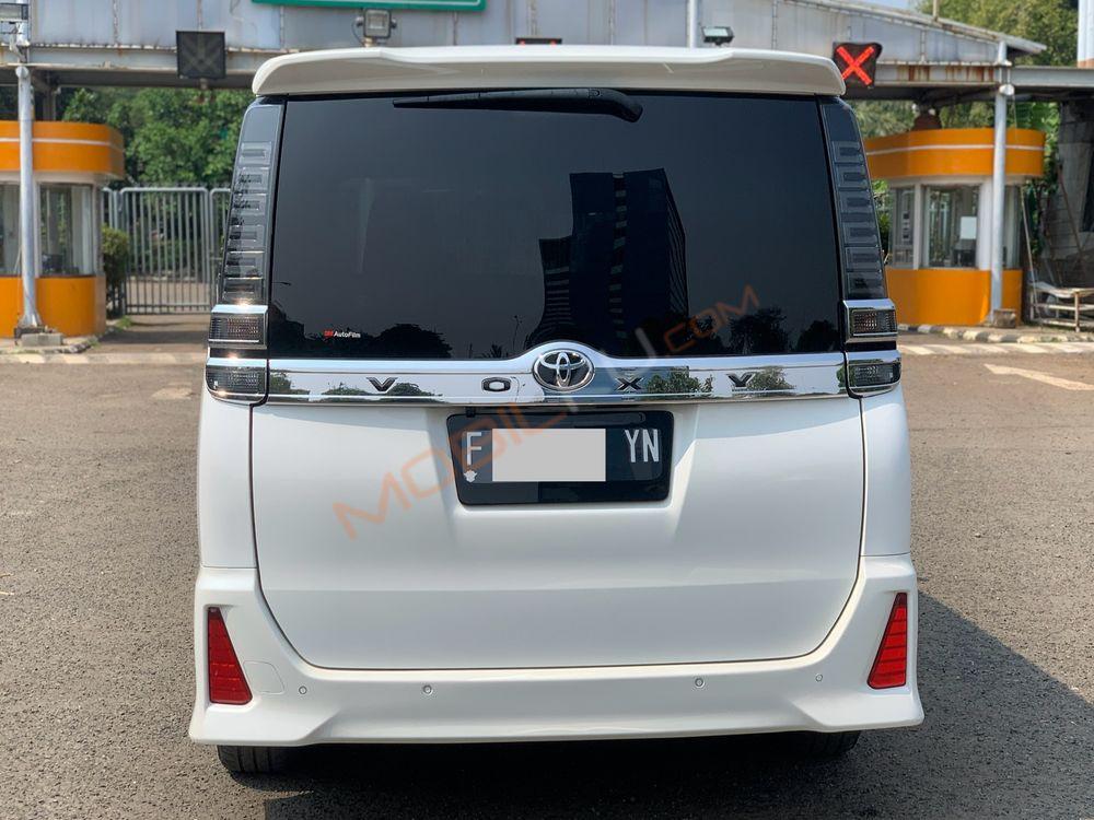 Mobil Toyota Voxy 2019