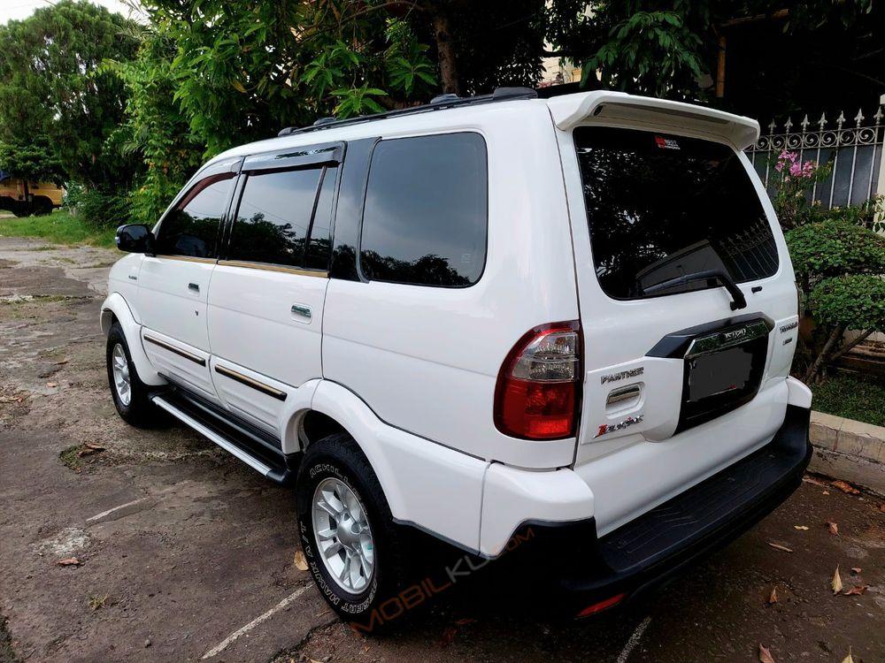 Mobil Isuzu Panther 2016