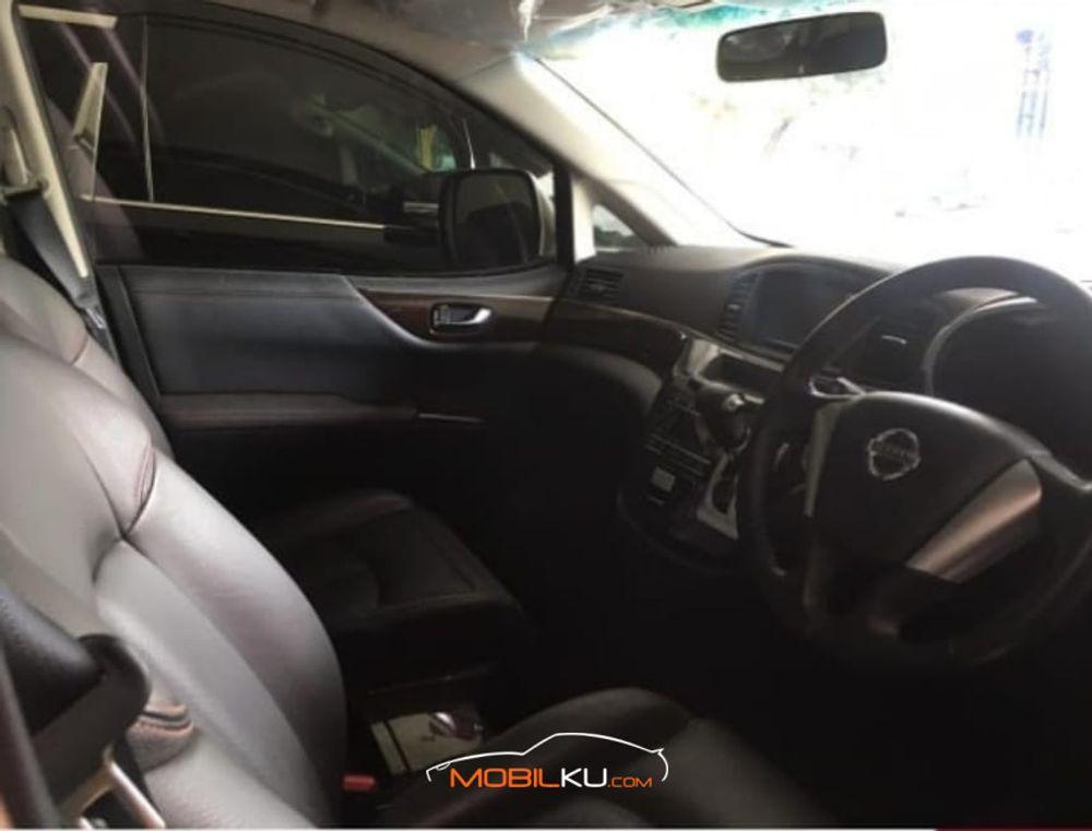 Mobil Nissan Elgrand 2012