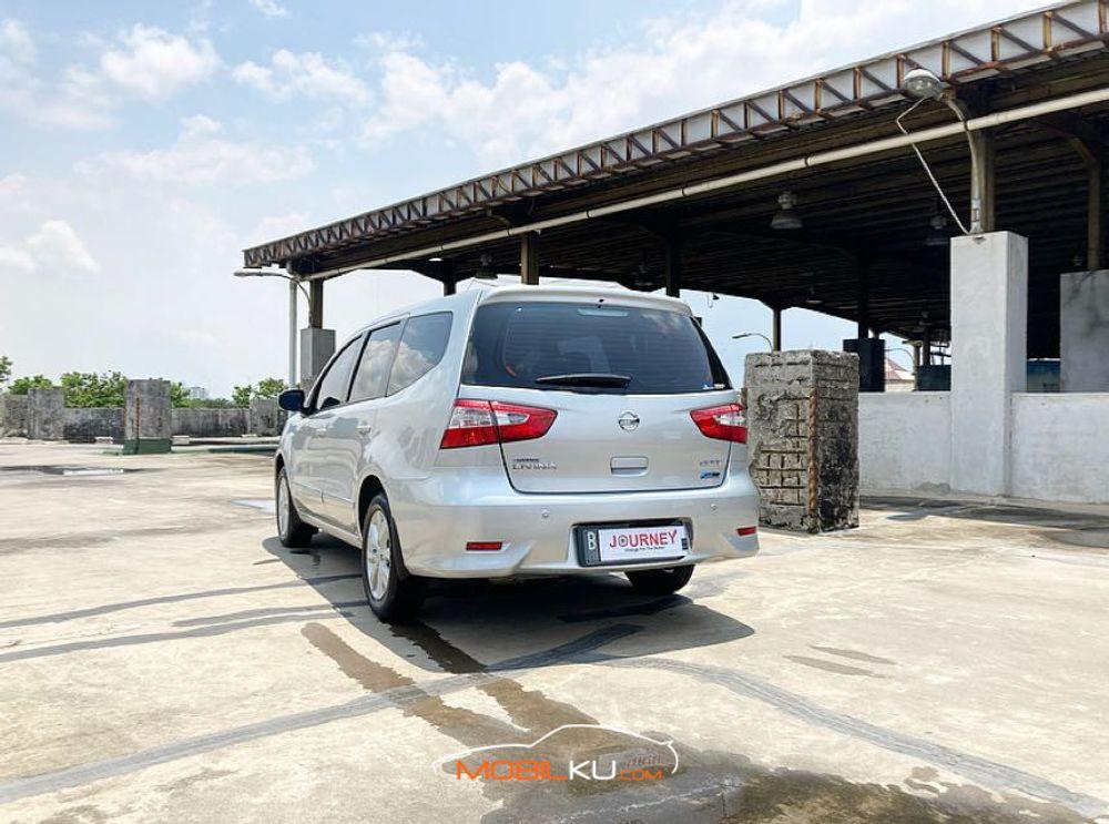 Mobil Nissan Grand Livina 2014
