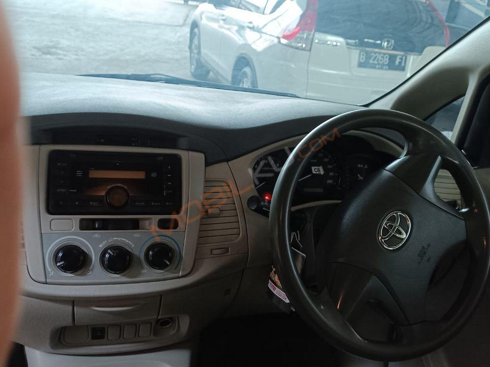 Mobil Toyota Kijang Innova 2014