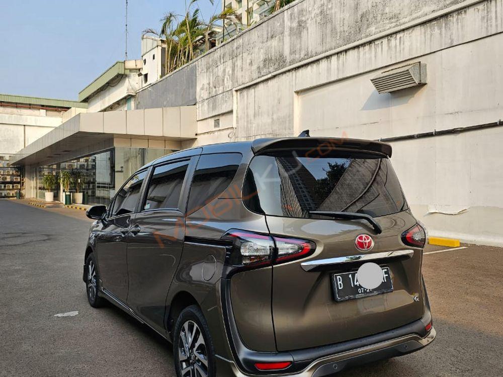 Mobil Toyota Sienta 2021