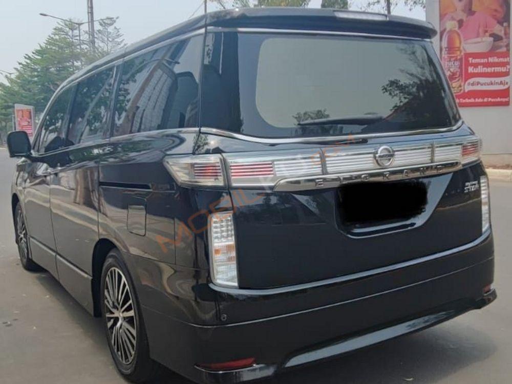 Mobil Nissan Elgrand 2017