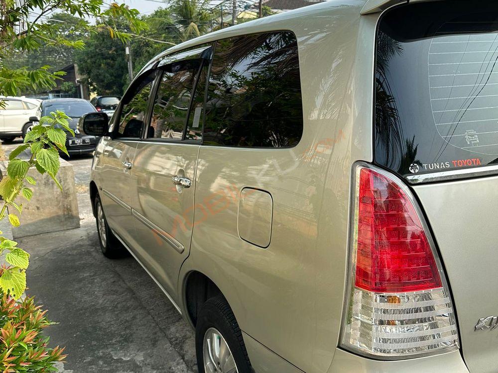 Mobil Toyota Kijang Innova 2011