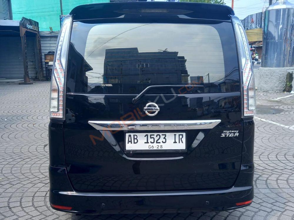 Mobil Nissan Serena 2016