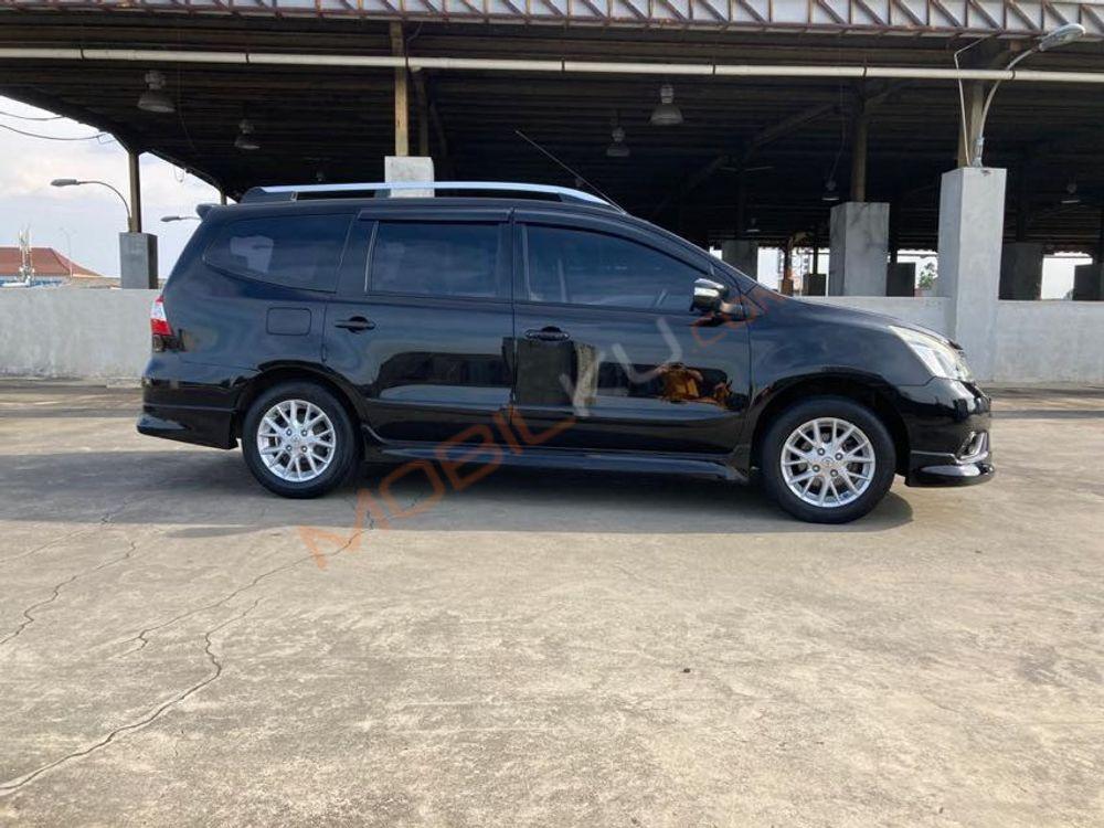 Mobil Nissan Grand Livina 2013