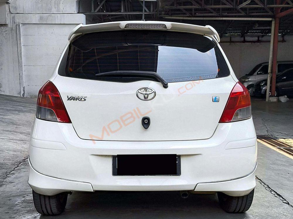 Mobil Toyota Yaris 2011