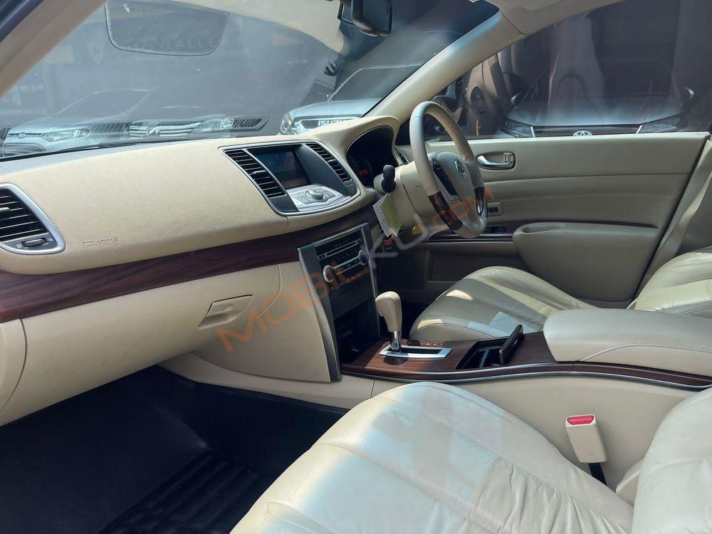 Mobil Nissan Teana 2010