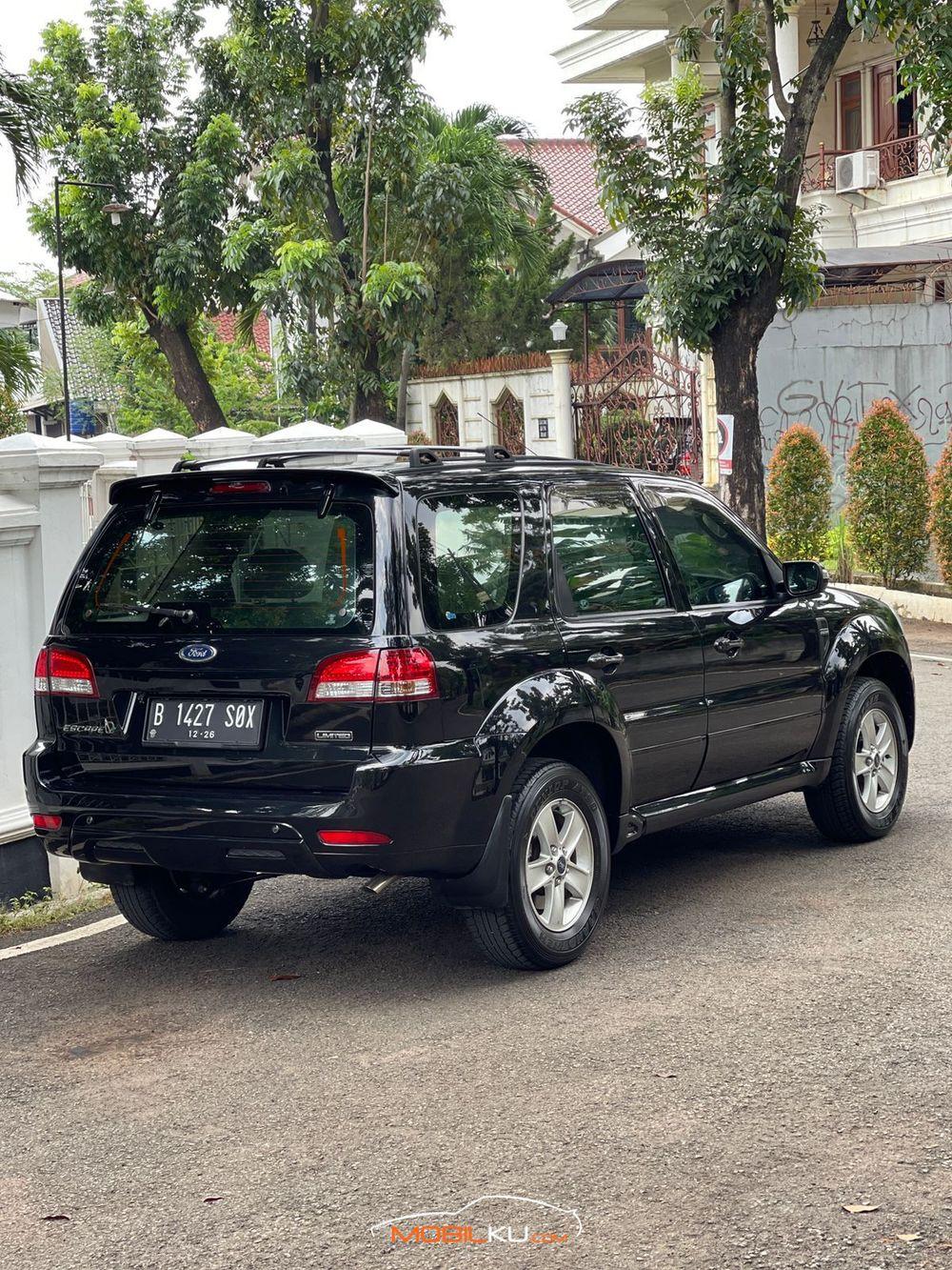 Mobil Ford Escape 2011