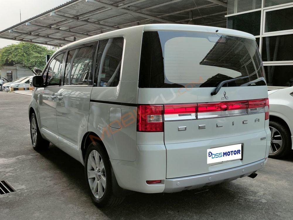 Mobil Mitsubishi Delica 2016