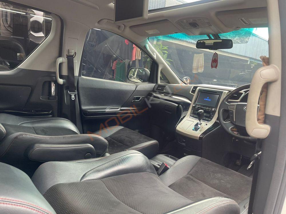 Mobil Toyota Vellfire 2015