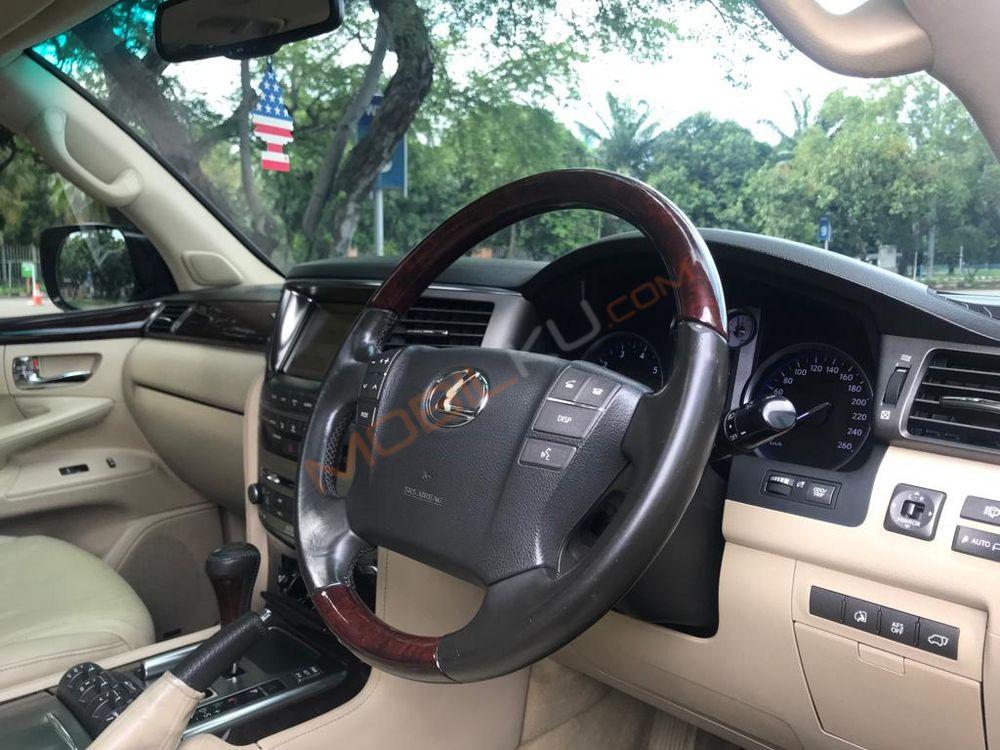 Mobil Lexus LX 2010