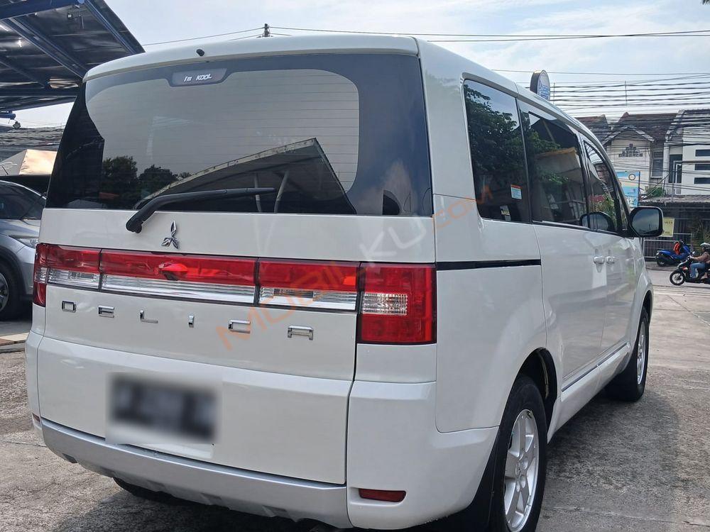 Mobil Mitsubishi Delica 2015