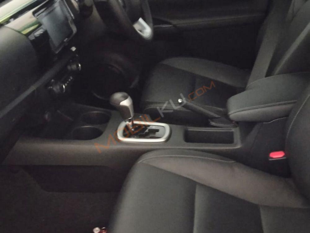 Mobil Toyota Hilux 2023