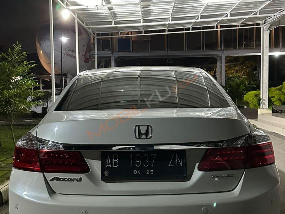 Mobil Honda Accord 2015